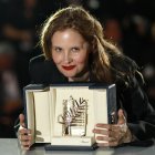La directora francesa Justine Triet muestra orgullosa la Palma de Oro.