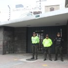 Policías resguardan las instalaciones del Consejo Nacional Electoral en el que este 28 de mayo funcionaron varias oficinas por estar en periodo electoral.