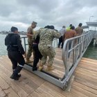 Momento en que los tres tripulantes sobrevivientes fueron rescatados del mar por personal de la Armada del Ecuador.