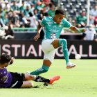 El futbolista milita actualmente en el León FC, pero su equipo prescindiría de sus servicios por la reducción de extranjeros.