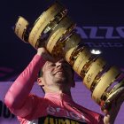 Primoz Roglic levantando la copa que lo convierten en ganador absoluto de la importante prueba ciclística.