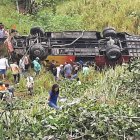 Hechos. En Manabí ocurrió un accidente de tránsito que dejó 25 heridos. El vehículo cayó a un barranco.