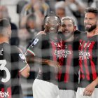 Olivier Giroud celebra el único tanto del partido con el Milan.