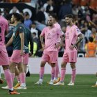 Los jugadores del Espanyol tras conocer que han descendido a Segunda División, al término del encuentro correspondiente a la jornada 37 de Primera División.