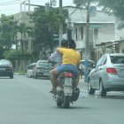Esta es apenas una de las infracciones que a diario se comete en la ciudad. Motociclistas sin casco y de dos en dos rodando.