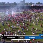 Los hinchas del Hamburgo se metieron a la cancha a festejar tras ganar, pero como dependían de otro marcador, al final no se dio su anhelo y se fueron tristes.