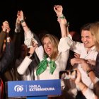 La presidenta del PP y candidata a la presidencia de la Junta de Extremadura, María Guardiola (c), festeja la victoria.