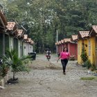 Evidencia. Una mujer camina por el barrio conocido popularmente como Las casitas, en Santa María La Nueva.