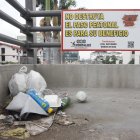 La basura es acumulada en un rincón del paso peatonal.