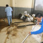 Hecho. A diario los comerciantes limpian la zona donde están los desechos.