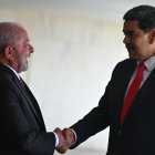 El presidente de Brasil, Luiz Inácio Lula da Silva, recibe al presidente de Venezuela, Nicolás Maduro, previo a un almuerzo en el Palacio de Itamaraty, hoy 29 demayo, en Brasilia (Brasil). El presidente brasileño, Luiz Inácio Lula da Silva, recibió este lunes con honores de Estado a su homólogo venezolano, Nicolás Maduro, quien visita Brasilia por primera vez desde 2015, con motivo de la cumbre suramericana. Tras una reunión entre ambos mandatarios, está previsto un almuerzo que el presidente brasileño ofrecerá a la delegación venezolana en la sede de la Cancillería. EFE/ Andre Borges