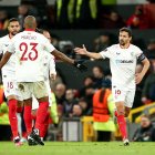 Manchester (United Kingdom), 13/04/2023.- Sevilla"s Jesus Navas (R) and Marcao (C) celebrate after a goal during the UEFA Europa League quarter final first leg soccer match between Manchester United and Sevilla FC in Manchester, Britain, 13 April 2023. (Reino Unido) EFE/EPA/ADAM VAUGHAN