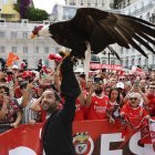 El águila Vitoria, la mascota del equipo se unió a los festejos con los jugadores y la afición.
