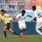 AMDEP2191. SANTIAGO DEL ESTERO (ARGENTINA), 26/05/2023.- Sebastián González (i) de Ecuador disputa un balón con Abudullah Aiyas (c) de Fiyi hoy, en un partido del grupo B de la Copa Mundial de Fútbol sub-20 entre Ecuador y Fiyi en el estadio Único de Ciudades en Santiago del Estero (Argentina). EFE/ Juan Ignacio Roncoroni