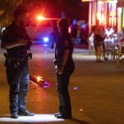 Agentes policiales registran el área donde se desató el tiroteo a lo largo de un malecón de playa en Hollywood, Florida, Estados Unidos.