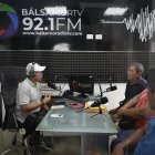 Un periodista realiza una entrevista en el estudio de Radio Bálsamo RTV, el 25 de mayo de 2023, en Zaragoza (El Salvador). EFE/Rodrigo Sura
