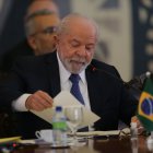 El presidente de Brasil, Luiz Inácio Lula da Silva, habla durante la cumbre suramericana hoy, en el palacio de Itamaraty, sede de la cancillería brasileña, en Brasilia (Brasil). El objetivo de esta cumbre, según las autoridades brasileñas, es retomar el diálogo y analizar la posibilidad de que la región vuelva a contar con un foro de integración "puramente suramericano", que sea "permanente, inclusivo y moderno". EFE/ André Coelho