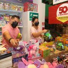 Los padres de familia buscan los descuentos en juguetes para el día del niño.