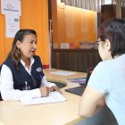 Diligencia. La jueza Carmen Cañarte (i) atiende en la parroquia Lorenzo de Garaicoa, en el cantón Simón Bolívar, Guayas.