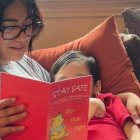 Cindy Campos lee junto a su hijo de 5 años el libro "Stay Safe" en Dallas.