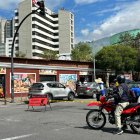 Adecuación. Las cintas de peligro se colocaron en las intersecciones.