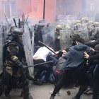 Protestas y enfrentamientos en Zvecan continúan mientras las tensiones en la región del norte de Kosovo, con mayoría de personas de etnia serbia.