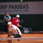 Gonzalo Escoabr (d) y el kazajo Andrey Golubev cayeron en la primera ronda de Roland Garros.