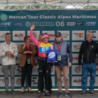 El tricolor Richard Carapaz y su festejo en el podio tras ganar la competencia francesa.