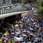 Docentes rumanos portan pancartas y ondean banderas sindicales durante una marcha de protesta sindical en Bucarest, Rumania, el 30 de mayo de 2023.