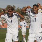 AMDEP2655. MENDOZA (ARGENTINA), 30/05/2023.- Justin Che (d) de Estados Unidos celebra su gol con Joshua Wynder hoy, en un partido de los octavos de final de la Copa Mundial de Fútbol sub-20 entre Estados Unidos y Nueva Zelanda en el estadio Malvinas Argentinas en Mendoza (Argentina). EFE/ Marcelo Ruiz