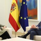 El presidente del Gobierno español, Pedro Sánchez, y la exsecretaria de Estado de EEUU Hillary Clinton, reunidos este martes en Madrid.