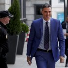 El presidente del Gobierno, Pedro Sánchez, a su llegada este miércoles al Congreso de los Diputados para asistir a la reunión convocada por el presidente del Gobierno, Pedro Sánchez, para abordar el reto de remontar en las elecciones generales los malos datos del PSOE en las autonómicas y municipales. EFE/ Mariscal