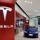 Empresa.- Una exposición de carros de Tesla.