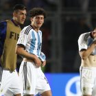 AMDEP2831. SAN JUAN (ARGENTINA), 31/05/2023.- Mateo Tanlongo (c) de Argentina reacciona hoy, al final de un partido de los octavos de final de la Copa Mundial de Fútbol sub-20 entre Argentina y Nigeria en el estadio Bicentenario en San Juan (Argentina). EFE/ Marcos Urisa