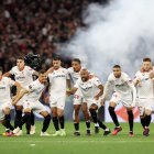 La reacción del conjunto español, tras el lanzamiento penalti de Montiel que otorgó la séptima corona de Europa League.