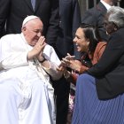 El Papa Francisco saluda a los fieles durante la audiencia general semanal en la Plaza de San Pedro del Vaticano, el 31 de mayo de 2023.