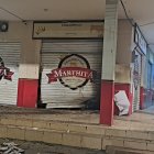 Una de las puertas enrollables de este frigorífico ubicado en la calle Bolívar,  en el centro de Samborondón, muestra las huellas de la explosión.