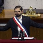 El presidente de Chile, Gabriel Boric, habla durante su segunda comparecencia ante el Parlamento para hacer balance de su gestión hoy, en el Congreso Nacional, en Valparaíso (Chile). El presidente de Chile, Gabriel Boric, urgió este jueves a las fuerzas políticas a consensuar un nuevo pacto tributario para implementar reformas clave en salud, educación, pensiones y seguridad. EFE/ Adriana Thomasa