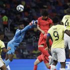 Seok Hyun Choi (c) de Corea del Sur salta para anotar un gol hoy, en un partido de los octavos de final de la Copa Mundial de Fútbol sub-20 entre Ecuador y Corea del Sur en el estadio Único de Ciudades en Santiago del Estero (Argentina).