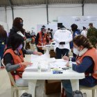 Urnas. El procesamiento de votos se hace de forma manual y con computadoras. También hay observadores.