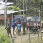 Hecho. La policía rescata a un joven que tenía las manos amarradas y una camisa alrededor de su cabeza..