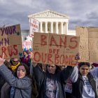 Activistas a favor del derecho al aborto participan en una manifestación, en Washington, en una fotografía de archivo.