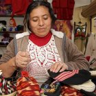 Cuenca. Carmen Cuji trabaja en el bordado de las sandalias que luego ofrecerá bajo la marca ‘Chola’.