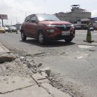 La avenida 25 de Julio es la arteria principal del sur de Guayaquil, que conduce al puerto marítimo. Una gran extensión de la calzada está dañada.