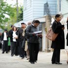 Las personas que buscan trabajos esperan en fila para hablar con más de 60 empresarios en un empleo justo 03 de mayo 2012 en el barrio de Queens de Nueva York. Las nuevas solicitudes de beneficios por desempleo en Estados Unidos cayeron más rápidamente de lo esperado la semana pasada, pero se mantuvieron dolorosamente alto, el Departamento de Trabajo informó el 3 de mayo de 2012. Las nuevas solicitudes de desempleo se situó en 365.000 en la semana al 28 de abril, en comparación con un nivel revisado de 392.000 la semana anterior. AFP PHOTO / Stan HONDA US-ECONOMIA-EMPLEO-JOBS. People seeking jobs wait in line to speak to over 60 employers at an employment fair May 3, 2012 in the Queens borough of New York. New claims for US unemployment benefits dropped more quickly than expected last week, but remained painfully high, the Labor Department reported May 3, 2012. New jobless claims stood at 365,000 for the week to April 28, compared to a revised 392,000 level the previous week. AFP PHOTO/Stan HONDA US-ECONOMY-EMPLOYMENT-JOBS.