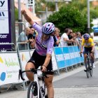 Marta Romeu y su festejo tras ganar la tercera jornada de la Vuelta a Andalucía.