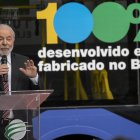 BRA50. SAO BERNARDO DO CAMPO (BRASIL), 02/06/2023.- El presidente brasileño, Luiz Inácio Lula da Silva, inaugura la nueva unidad de la empresa automotriz Eletra, que será la mayor fábrica de autobuses eléctricos en el país, hoy, en Sao Bernardo do Campo, Sao Paulo (Brasil). La unidad contribuirá al "cambio energético extraordinario que tanto necesitamos" porque "no es sólo hablar del cambio climático", sino avanzar hacia la "renovación de fuentes de energía", declaró Lula durante la ceremonia. La nueva unidad ocupa un espacio de 27.000 metros cuadrados en Sao Bernardo do Campo, la cuna política de Lula y que forma parte del cordón industrial conocido como ABC, en la región metropolitana de Sao Paulo. EFE/ Sebastiao Moreira