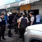 El criminal asesinó a un hombre y a su empleada que se encontraba en el mismo local.