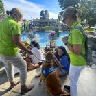 Terapia. Una joven acaricia un perro de consuelo, en un parque privado.