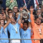 London (United Kingdom), 03/06/2023.- (L-R) Manchester City"s Rico Lewis, Phil Foden, Kyle Walker, Ilkay Gundogan, and goalkeeper Ederson celebrate with the FA Cup trophy after winning the FA Cup final soccer match between Manchester City and Manchester United, in London, Britain, 03 June 2023. (Reino Unido, Londres) EFE/EPA/ANDY RAIN EDITORIAL USE ONLY. No use with unauthorized audio, video, data, fixture lists, club/league logos or "live" services. Online in-match use limited to 120 images, no video emulation. No use in betting, games or single club/league/player publications.